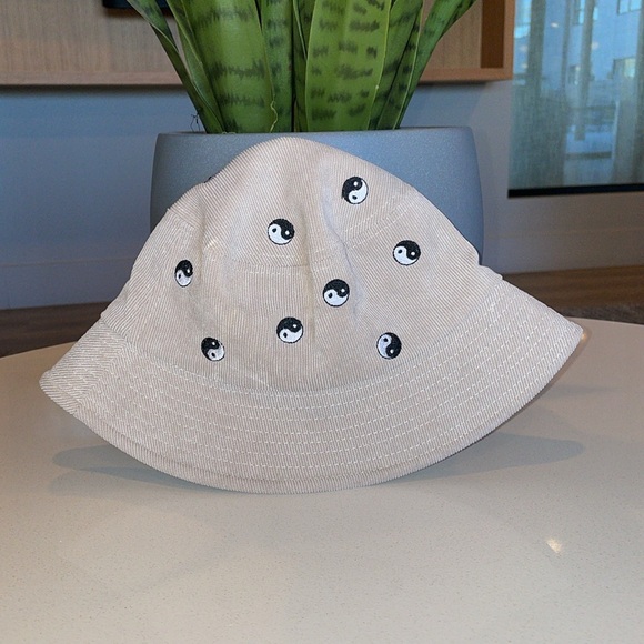 👒Yin and Yang bucket hat keeps you comfortable and stylish all day long - Picture 2 of 5